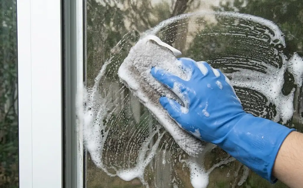 방충망 스펀지로 청소하는 이미지